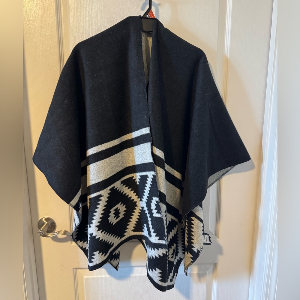 GAP Monochrome Geometric Poncho